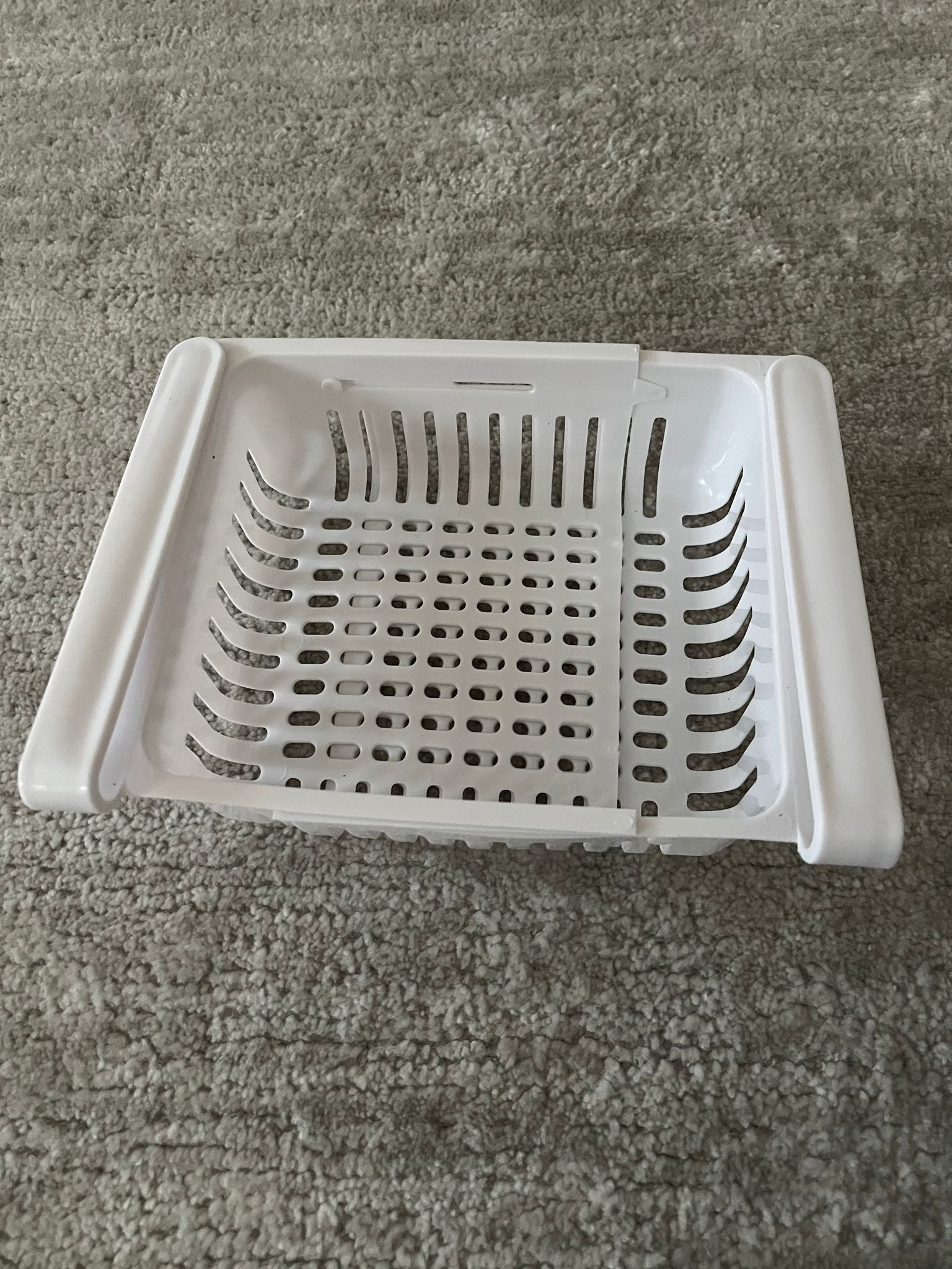 Coș organizator extensibil pentru frigider